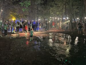 Живописният район на Синдзян спира пешехода след силна снежна буря