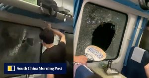 Китайски мъж разбива прозореца на влак, за да освободи пътници, блокирани след сблъсък в горещ ден