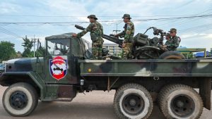 Войната по границата между Тайланд и Камбоджа води до масово изселване, докато атаките се увеличават