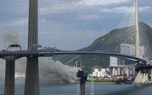 Пожарникарите, борещи се с огън, бушуващ в продължение на 7 часа на място за рециклиране в Хонконг