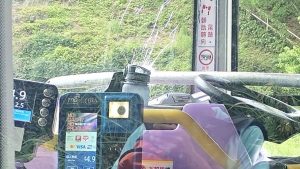 Шофьорът на автобус в Хонконг избяга от смъртта, когато металните полюси пробиват предното стъкло, удря гърдите
