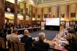 Китай, ръководителите на Обединеното кралство изследват нови възможности за бизнес в лондонската кръгла маса