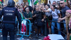 Над 100 000 при пропалестински протест, който принуди ранния край на испанската Вуелта: полиция