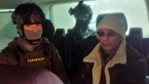 Италия иззема над 150 тона фалшиви цигари в бюст на огромна незаконна фабрика