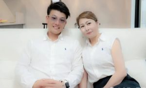 33 -годишната Япония се влюбва в майката на съученика, 54 -годишна, купува дома си, за да впечатли родителите си