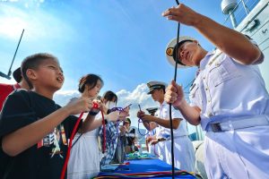 Hongkongers обиколка PLA Военноморски кораби като стажанти пробиват местни деликатеси
