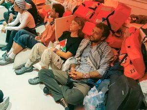 Thunberg сред 171, депортирани от Израел, както твърдят, че Газа активисти твърдят, че малтретирането
