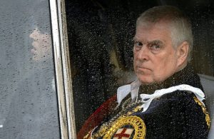 Дворецът и правителството на Обединеното кралство са под натиск да лишат принц Андрю от титли и дом