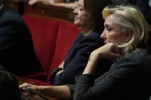 Във Франция премиерът на Макрон да спре пенсионната реформа до 2027 г., за да се избегне срив на правителството