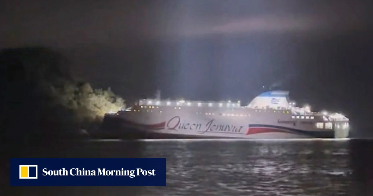 Южнокорейски ферибот засяда, докато спомените за бедствието на ферибота Sewol се възраждат