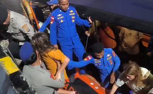 Индонезийски спасители издирват испанско 4-членно семейство, след като туристическа лодка потъва