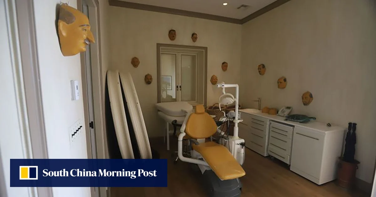 Публикувани са нови снимки от частния остров на Епщайн