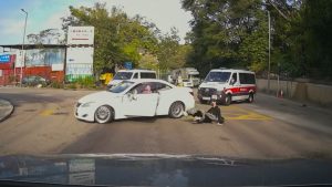 Пътник изхвърча от кола, докато трима арестувани след преследване с висока скорост в Хонконг