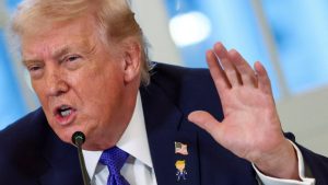 Тръмп казва, че страните, които търгуват с Иран, ще бъдат изправени пред 25-процентни мита от САЩ