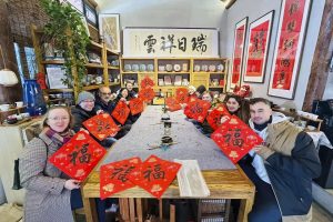 Международните посетители се наслаждават на „много китайско време“ в новогодишното пътуване, пазаруване