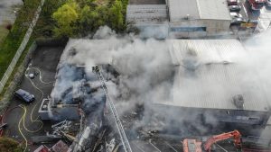 Стотици бягат, докато пожарът избухва в нощен клуб в Германия