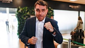 Връзките на затворения банкер развалят надеждите на Флавио Болсонаро за президент на Бразилия